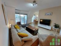 Se izdava namesten stan vo Skopje, Centar so povrshina od 56 m2.
 Ekstra: Klima, Centralno Parno, Internet.
 Cena: 400 EUR